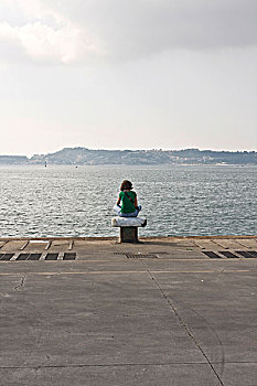 女人,坐,系船柱,看,海洋,港口,波佐利,那不勒斯,坎帕尼亚区,意大利,欧洲