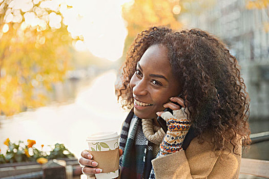 微笑,美女,喝咖啡,交谈,手机,秋天,街边咖啡厅
