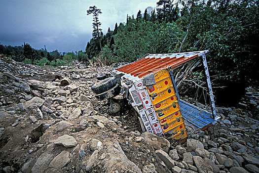 卡车,掩埋,毁坏,道路,公路,喜马偕尔邦,印度,喜马拉雅山,北印度,亚洲