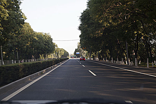 平坦干净的柏油公路