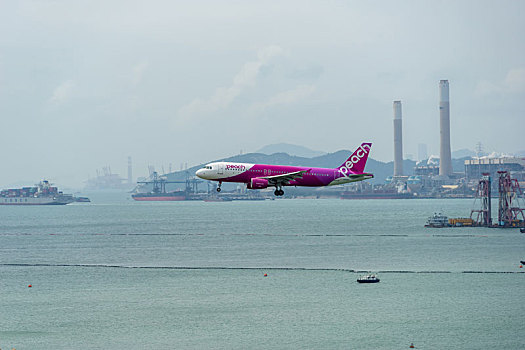 一架日本乐桃航空的民航客机正降落在香港国际机场