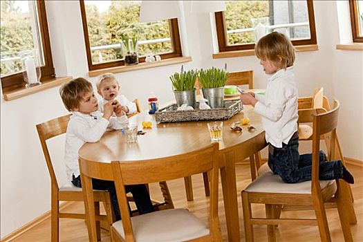 三个孩子,6岁,坐,桌子,吃饭,甜食