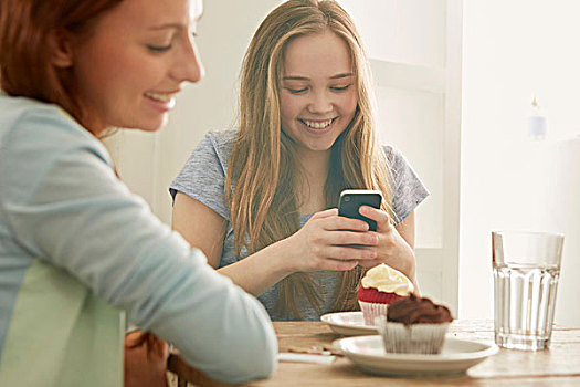 女孩,咖啡,看,智能手机,微笑