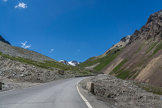 夏季新疆戈壁公路弯道汽车背景