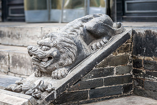 古建筑台阶两侧的狮子雕塑