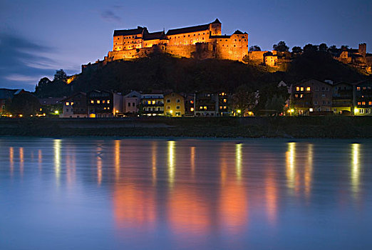 泛光灯照明,城堡,反射,河,萨尔察赫河,蓝色,钟点,上巴伐利亚,德国,欧洲