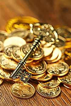 金钥匙放在硬币堆上