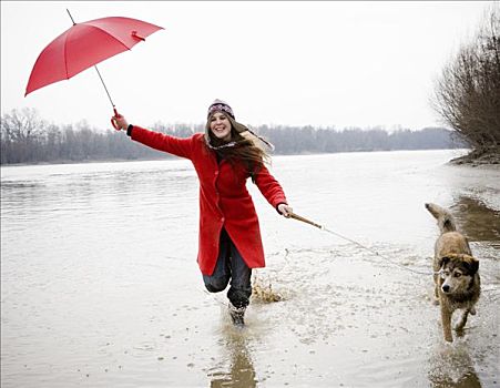 女青年,拿着,伞,跑,河,狗,微笑