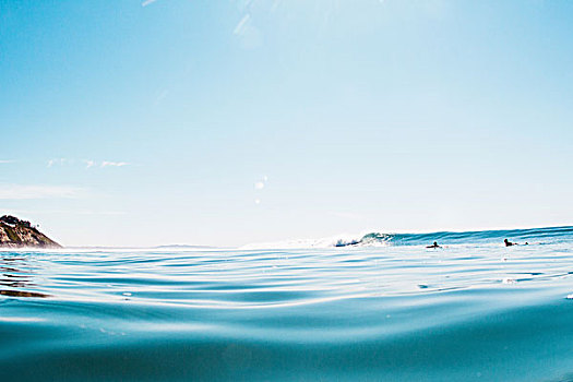 远景,两个,男性,冲浪,海洋,因西尼塔斯,加利福尼亚,美国