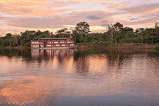 河船,亚马逊盆地,秘鲁
