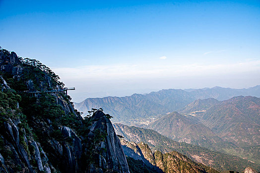 江西上饶三清山阳光海岸栈道远眺乾坤台