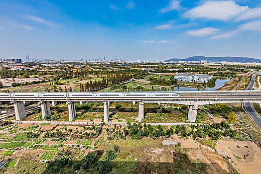 江苏省南京市高铁动车铁路桥梁建筑