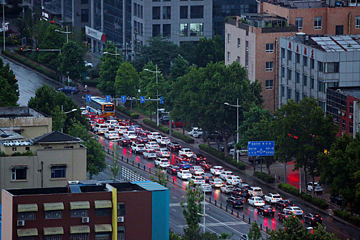 山东省日照市,台风烟花威力不减,带来大风降雨行人艰难赶路回家