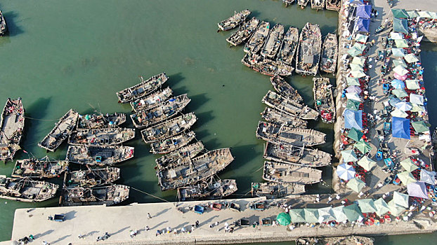山东省日照市,航拍千帆云际的任家台渔港,渔码头变成海鲜市场