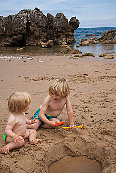 两个,小孩,玩,沙子,海滩,孩子,夏天