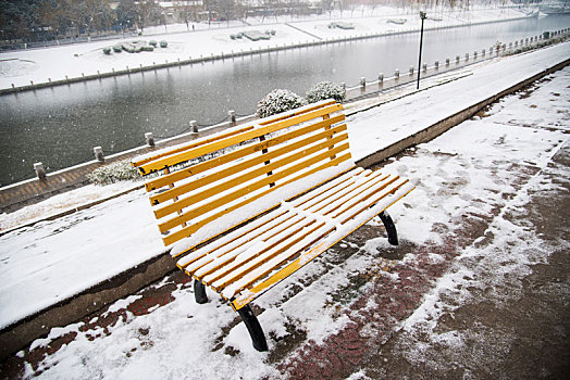 下雪天户外公园内无人的长椅