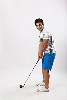 一个穿休闲装打高尔夫的青年男士
