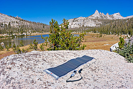 太阳能电池板,充电,手机,漂石,湖,优胜美地国家公园,加利福尼亚