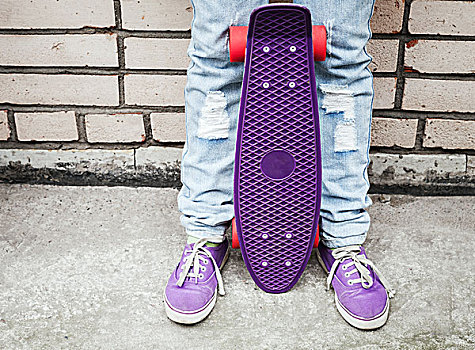 青少年,牛仔裤,紫色,滑板,靠近,灰色,城市,砖墙