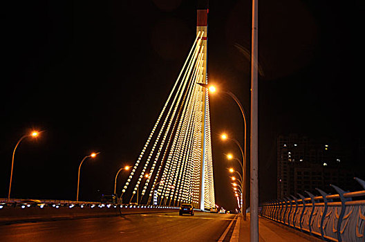 西宁通海桥上灯火通明