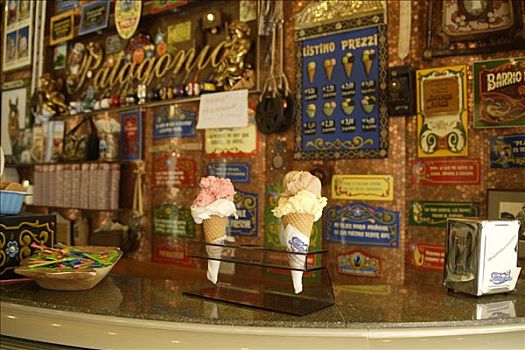 冰淇淋店,两个,冰淇淋蛋卷,维罗纳,威尼托,意大利,欧洲