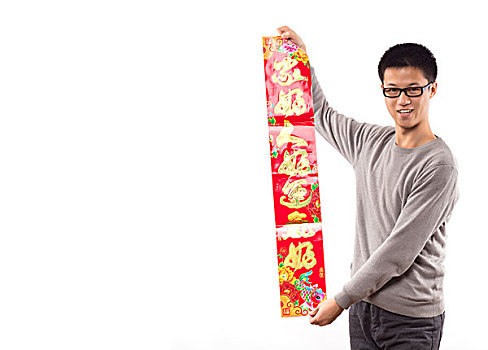 快乐年轻的亚洲小伙拿着空白的红对联为庆祝中国农历新年