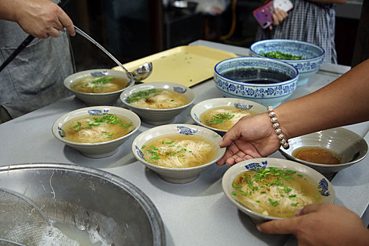 山东省日照市,这个小镇彻底火了,100多种特色美食诱惑难挡,上万游客秒变超级吃货