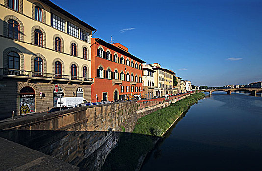 贯穿佛罗伦萨全城的阿尔诺河,arno