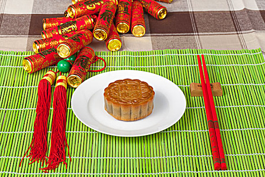 月饼和中国节日喜庆装饰物