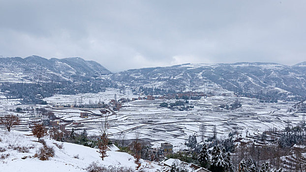 云南昭通大山包冬季雪山蜿蜒田野