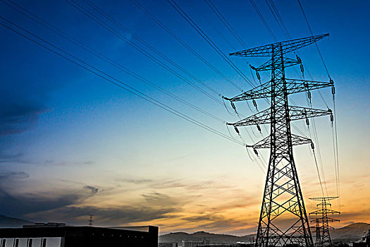 电力塔的剪影背后的夕阳