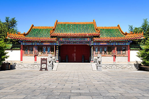 中国山东省蓬莱三仙山景区中式琉璃瓦古建筑