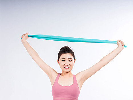 年轻女性使用阻力带锻炼身体