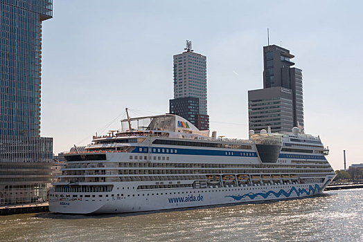 荷兰鹿特丹停靠在港口岸边的游轮