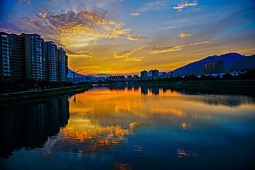 建筑群,高楼,河,灯,夜景,倒影,蓝天,白云