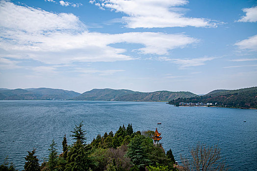 云南玉溪江川抚仙湖孤山风景区瀛海楼眺望抚仙湖