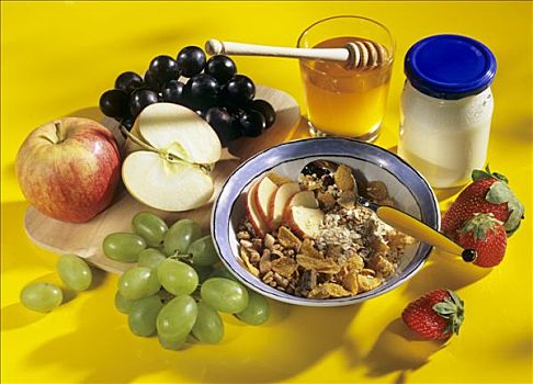 牛奶什锦早餐,成分,粮食,水果,蜂蜜,酸奶