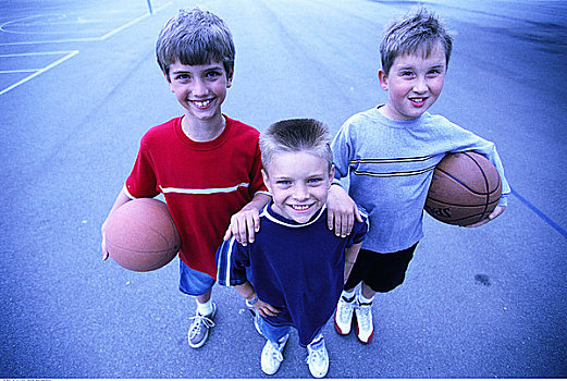 肖像,三个男孩,篮球,户外