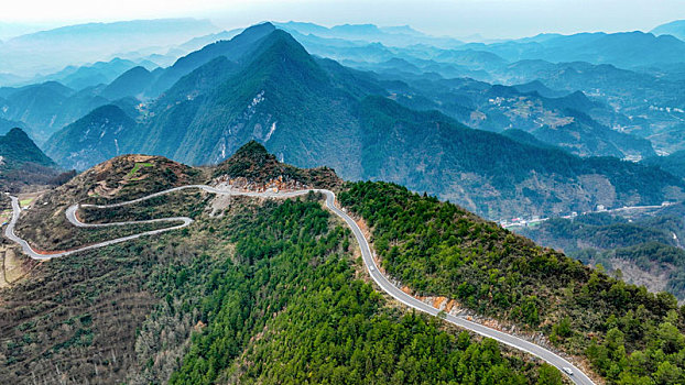 重庆酉阳,冬日云端公路描绘乡村新图景