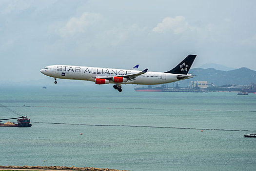 一架星空联盟涂装的北欧航空客机正降落在香港国际机场