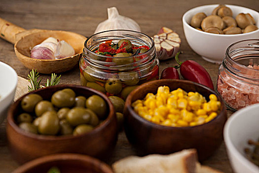 橄榄,玉米,碗,调味品,桌上