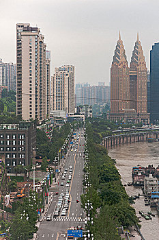 重庆南岸区长江边的高楼大厦
