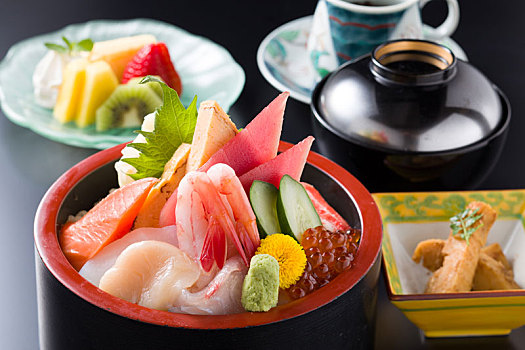 锅,寿司,虾,金枪鱼,三文鱼,水果,日式