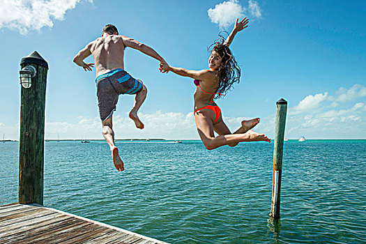 后视图,年轻,情侣,跳跃,海洋,码头,佛罗里达,美国