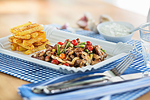 希腊风格,烤串,肉,薯条