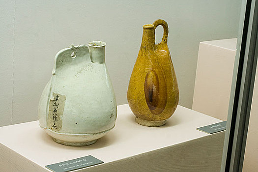 内蒙古博物馆陈列辽代白釉单孔式鸡冠壶,黄釉提梁壶