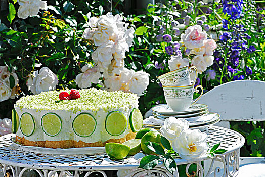 酸橙蛋糕,茶,杯子,花,花园桌