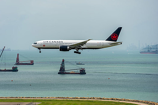 一架加拿大航空的客机正降落在香港国际机场