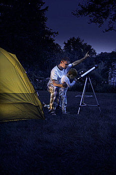 父子,露营,后院,夜晚,看穿,望远镜