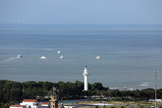 山东省日照市,旅游季火爆开启,海边风景如画让人赏心悦目